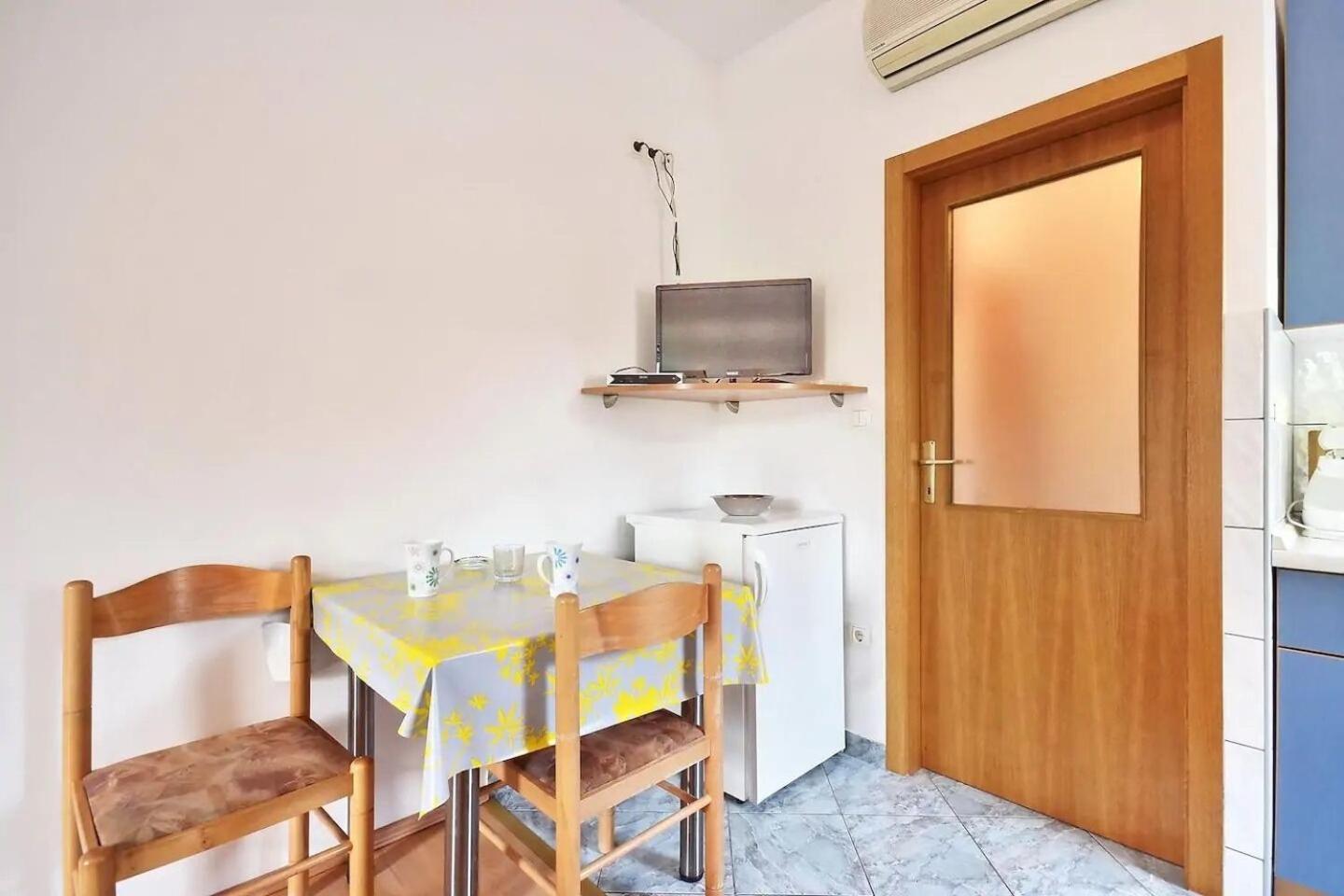 Apartment Toma Omis Bagian luar foto