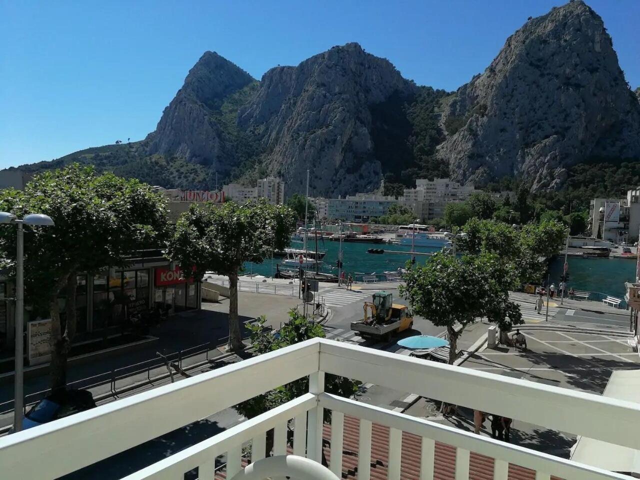 Apartment Toma Omis Bagian luar foto