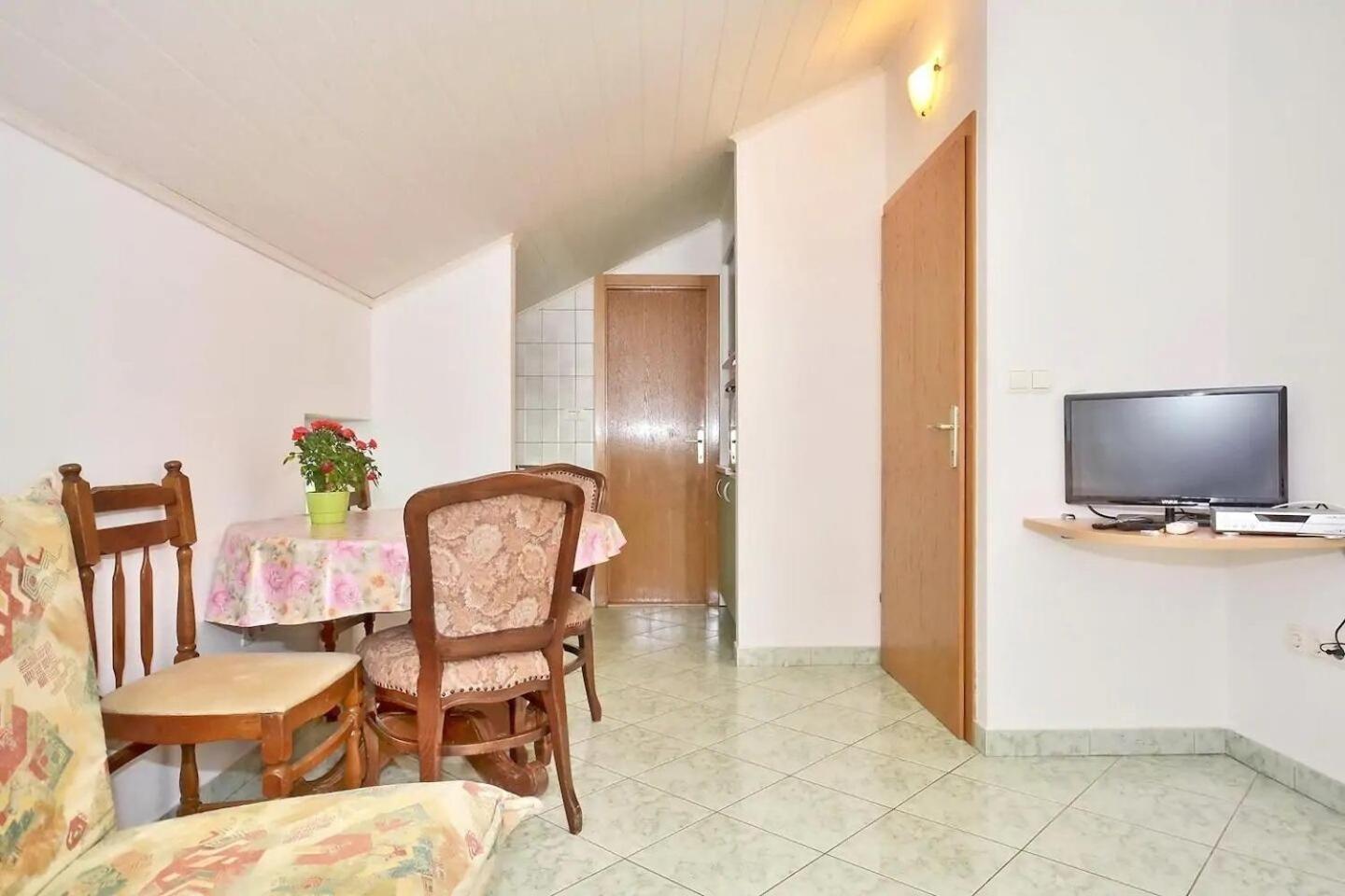 Apartment Toma Omis Bagian luar foto