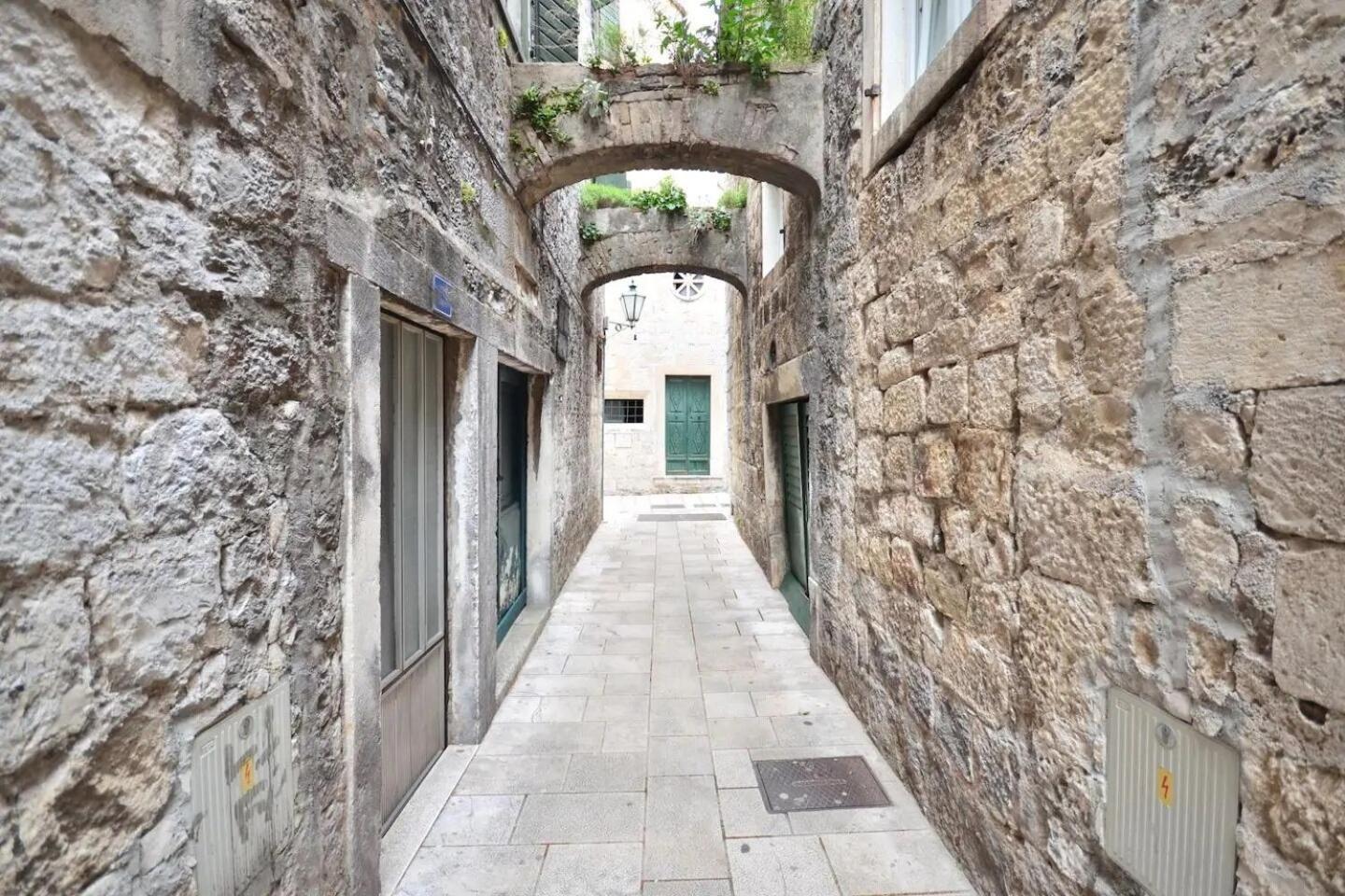 Apartment Toma Omis Bagian luar foto